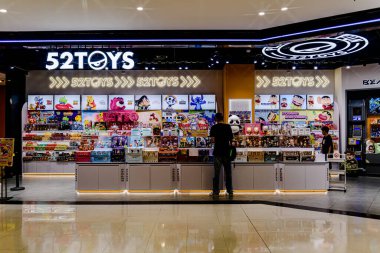 Bangkok, Tayland. - 22 Mayıs 2025: Bangkapi bölgesindeki M Life Store 'daki farklı marka dükkanlarının iç görünümü, Tayland.