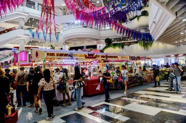 Bangkok, Tayland. - 22 Mayıs 2025: Bangkapi bölgesindeki M Life Store 'daki farklı marka dükkanlarının iç görünümü, Tayland.