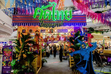 Bangkok, Tayland. - 22 Mayıs 2025: Bangkapi bölgesindeki M Life Store 'daki farklı marka dükkanlarının iç görünümü, Tayland.