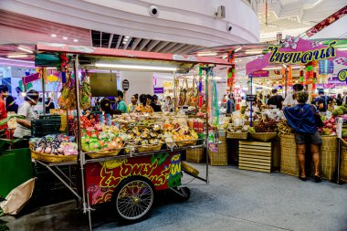 Bangkok, Tayland. - 22 Mayıs 2025: Bangkapi bölgesindeki M Life Store 'daki farklı marka dükkanlarının iç görünümü, Tayland.