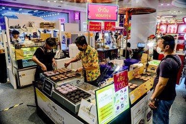 Bangkok, Tayland. - 22 Mayıs 2025: Bangkapi bölgesindeki M Life Store 'daki farklı marka dükkanlarının iç görünümü, Tayland.