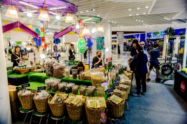 Bangkok, Tayland. - 22 Mayıs 2025: Bangkapi bölgesindeki M Life Store 'daki farklı marka dükkanlarının iç görünümü, Tayland.