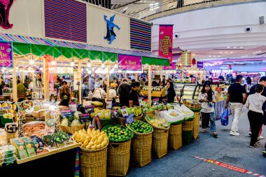 Bangkok, Tayland. - 22 Mayıs 2025: Bangkapi bölgesindeki M Life Store 'daki farklı marka dükkanlarının iç görünümü, Tayland.