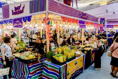 Bangkok, Tayland. - 22 Mayıs 2025: Bangkapi bölgesindeki M Life Store 'daki farklı marka dükkanlarının iç görünümü, Tayland.