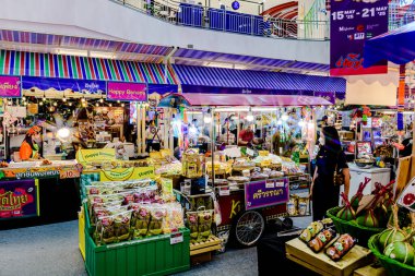 Bangkok, Tayland. - 22 Mayıs 2025: Bangkapi bölgesindeki M Life Store 'daki farklı marka dükkanlarının iç görünümü, Tayland.
