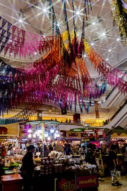 Bangkok, Tayland. - 22 Mayıs 2025: Bangkapi bölgesindeki M Life Store 'daki farklı marka dükkanlarının iç görünümü, Tayland.