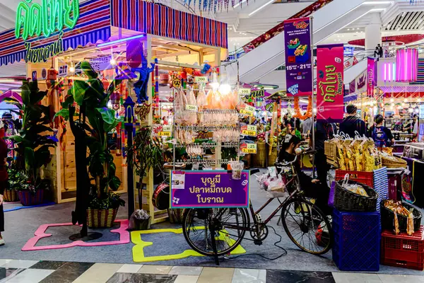 Bangkok, Tayland. - 22 Mayıs 2025: Bangkapi bölgesindeki M Life Store 'daki farklı marka dükkanlarının iç görünümü, Tayland.