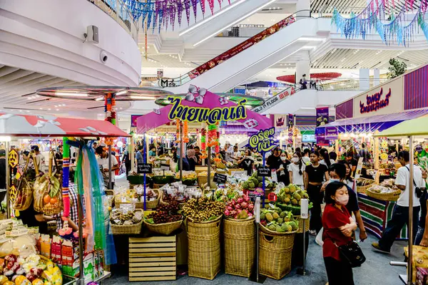 Bangkok, Tayland. - 22 Mayıs 2025: Bangkapi bölgesindeki M Life Store 'daki farklı marka dükkanlarının iç görünümü, Tayland.