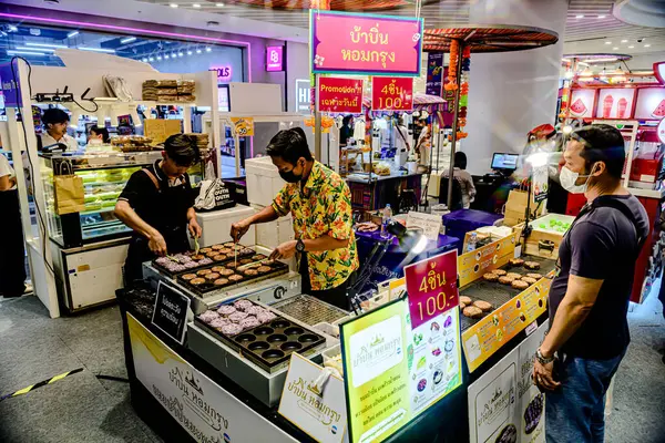 Bangkok, Tayland. - 22 Mayıs 2025: Bangkapi bölgesindeki M Life Store 'daki farklı marka dükkanlarının iç görünümü, Tayland.