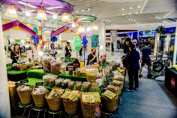 Bangkok, Tayland. - 22 Mayıs 2025: Bangkapi bölgesindeki M Life Store 'daki farklı marka dükkanlarının iç görünümü, Tayland.