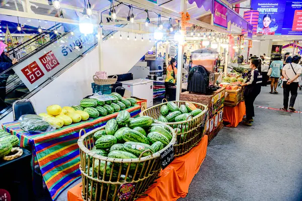 Bangkok, Tayland. - 22 Mayıs 2025: Bangkapi bölgesindeki M Life Store 'daki farklı marka dükkanlarının iç görünümü, Tayland.