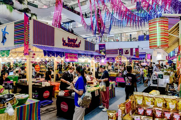 Bangkok, Tayland. - 22 Mayıs 2025: Bangkapi bölgesindeki M Life Store 'daki farklı marka dükkanlarının iç görünümü, Tayland.