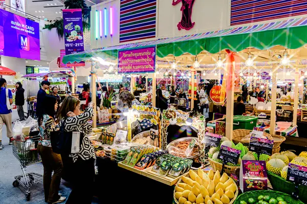 Bangkok, Tayland. - 22 Mayıs 2025: Bangkapi bölgesindeki M Life Store 'daki farklı marka dükkanlarının iç görünümü, Tayland.