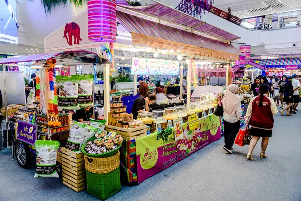 Bangkok, Tayland. - 22 Mayıs 2025: Bangkapi bölgesindeki M Life Store 'daki farklı marka dükkanlarının iç görünümü, Tayland.