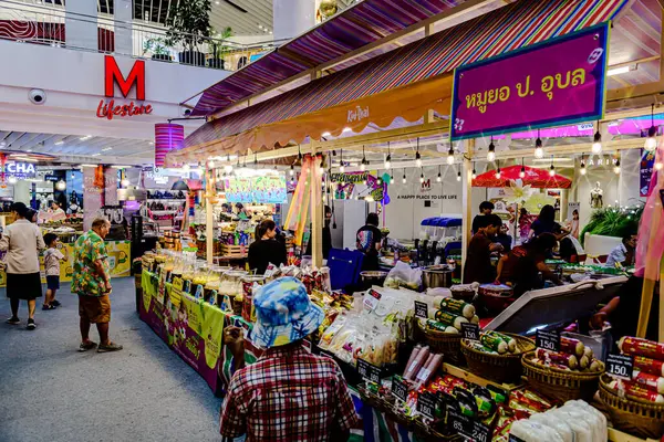 Bangkok, Tayland. - 22 Mayıs 2025: Bangkapi bölgesindeki M Life Store 'daki farklı marka dükkanlarının iç görünümü, Tayland.