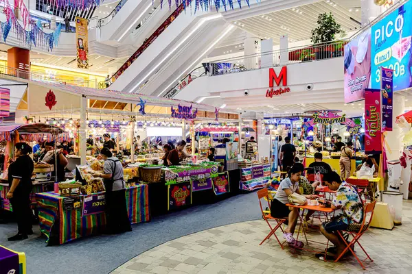 Bangkok, Tayland. - 22 Mayıs 2025: Bangkapi bölgesindeki M Life Store 'daki farklı marka dükkanlarının iç görünümü, Tayland.