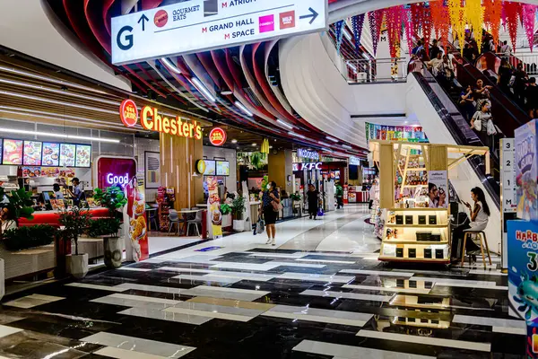 Bangkok, Tayland. - 22 Mayıs 2025: Bangkapi bölgesindeki M Life Store 'daki farklı marka dükkanlarının iç görünümü, Tayland.