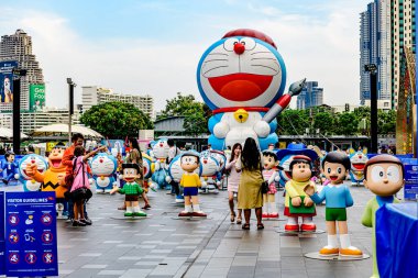 Bangkok, Tayland. - 22 Mayıs 2025: Tayland 'daki Doraemon and Friends Tour' da Asya 'nın en iyi alışveriş merkezlerinden biri olan ICON SIAM' da düzenlenen özel kampanya etkinliği..
