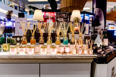 Bangkok, Tayland. Asya 'nın en iyi alışveriş merkezlerinden biri olan ICON SIAM' daki farklı markaların iç görünümü..