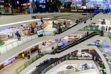 Bangkok, Tayland. Asya 'nın en iyi alışveriş merkezlerinden biri olan ICON SIAM' daki farklı markaların iç görünümü..