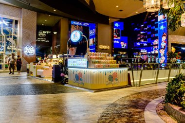 Bangkok, Tayland. Asya 'nın en iyi alışveriş merkezlerinden biri olan ICON SIAM' daki farklı markaların iç görünümü..