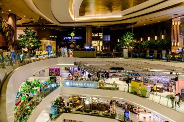 Bangkok, Tayland. Asya 'nın en iyi alışveriş merkezlerinden biri olan ICON SIAM' daki farklı markaların iç görünümü..