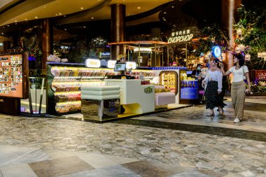 Bangkok, Tayland. Asya 'nın en iyi alışveriş merkezlerinden biri olan ICON SIAM' daki farklı markaların iç görünümü..