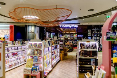 Asya 'nın en iyi alışveriş merkezlerinden biri olan ICON SIAM' daki farklı markaların iç görünümü. Bangkok, Tayland. - 22 Mayıs 2025.