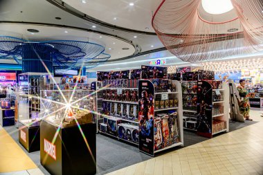 Asya 'nın en iyi alışveriş merkezlerinden biri olan ICON SIAM' daki farklı markaların iç görünümü. Bangkok, Tayland. - 22 Mayıs 2025.
