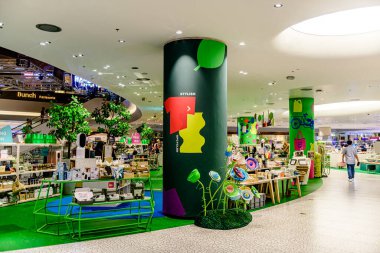 Asya 'nın en iyi alışveriş merkezlerinden biri olan ICON SIAM' daki farklı markaların iç görünümü. Bangkok, Tayland. - 22 Mayıs 2025.