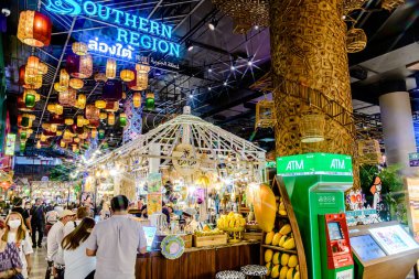 Simge Siyam 'ın bodrum katında turistler ve Tayland yemekleri ve satılık hatıraları olan ziyaretçiler için alışveriş merkezi manzarası. Seçici bir odaklanma ile. Bangkok, Tayland. - 25 Mayıs 2025.