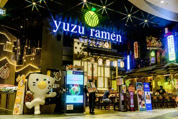 Bangkok, Tayland. Asya 'nın en iyi alışveriş merkezlerinden biri olan ICON SIAM' daki farklı markaların iç görünümü..