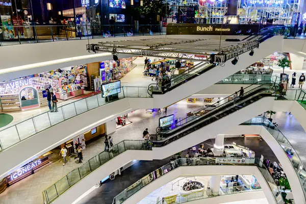 Bangkok, Tayland. Asya 'nın en iyi alışveriş merkezlerinden biri olan ICON SIAM' daki farklı markaların iç görünümü..