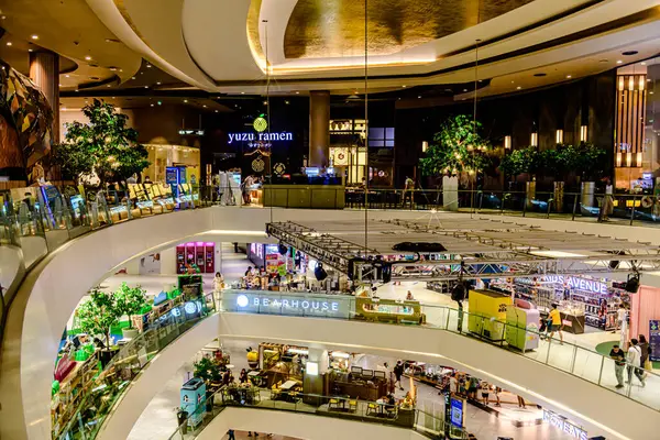 Bangkok, Tayland. Asya 'nın en iyi alışveriş merkezlerinden biri olan ICON SIAM' daki farklı markaların iç görünümü..