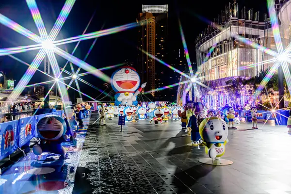 Bangkok, Tayland. - 22 Mayıs 2025: Tayland 'daki Doraemon and Friends Tour' da Asya 'nın en iyi alışveriş merkezlerinden biri olan ICON SIAM' da düzenlenen özel kampanya etkinliği..
