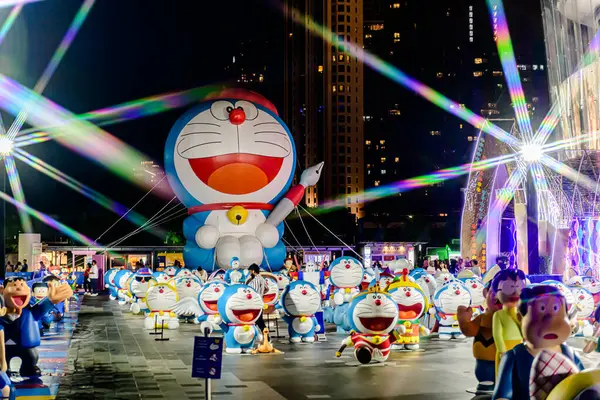 Bangkok, Tayland. - 22 Mayıs 2025: Tayland 'daki Doraemon and Friends Tour' da Asya 'nın en iyi alışveriş merkezlerinden biri olan ICON SIAM' da düzenlenen özel kampanya etkinliği..