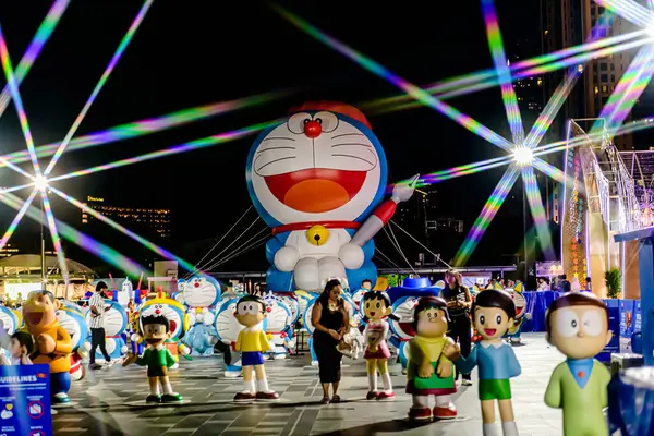 Bangkok, Tayland. - 22 Mayıs 2025: Tayland 'daki Doraemon and Friends Tour' da Asya 'nın en iyi alışveriş merkezlerinden biri olan ICON SIAM' da düzenlenen özel kampanya etkinliği..