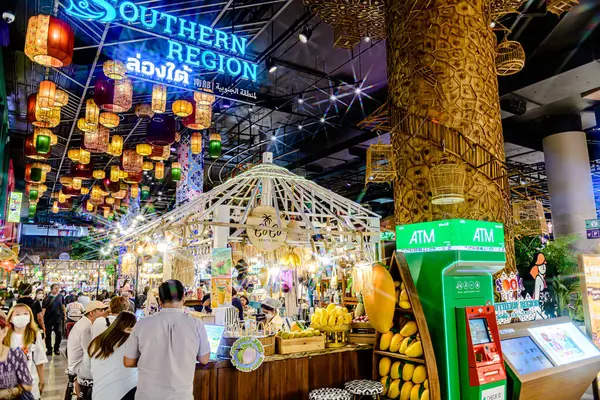 Simge Siyam 'ın bodrum katında turistler ve Tayland yemekleri ve satılık hatıraları olan ziyaretçiler için alışveriş merkezi manzarası. Seçici bir odaklanma ile. Bangkok, Tayland. - 25 Mayıs 2025.