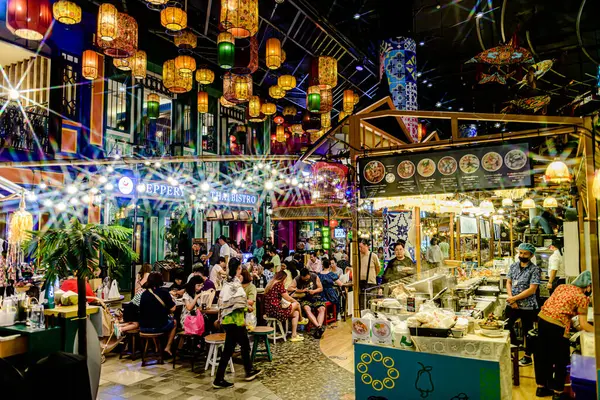 Simge Siyam 'ın bodrum katında turistler ve Tayland yemekleri ve satılık hatıraları olan ziyaretçiler için alışveriş merkezi manzarası. Seçici bir odaklanma ile. Bangkok, Tayland. - 25 Mayıs 2025.