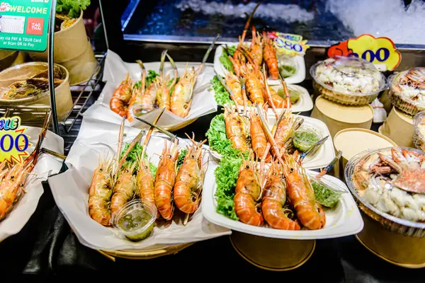 Simge Siyam 'ın bodrum katında turistler ve Tayland yemekleri ve satılık hatıraları olan ziyaretçiler için alışveriş merkezi manzarası. Seçici bir odaklanma ile. Bangkok, Tayland. - 25 Mayıs 2025.