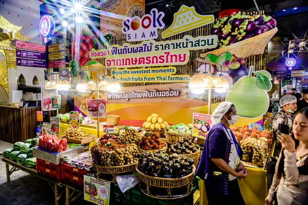 Simge Siyam 'ın bodrum katında turistler ve Tayland yemekleri ve satılık hatıraları olan ziyaretçiler için alışveriş merkezi manzarası. Seçici bir odaklanma ile. Bangkok, Tayland. - 25 Mayıs 2025.