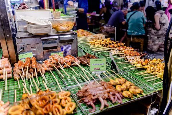 Simge Siyam 'ın bodrum katında turistler ve Tayland yemekleri ve satılık hatıraları olan ziyaretçiler için alışveriş merkezi manzarası. Seçici bir odaklanma ile. Bangkok, Tayland. - 25 Mayıs 2025.