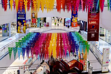 Bangkok, Tayland. - 2 Haziran 2025: Bangkapi bölgesindeki M Life Store 'da dükkanların iç görünümü ve cep telefonu. 