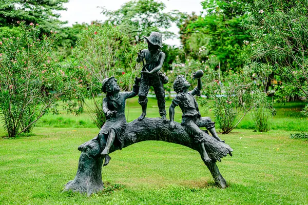 Bangkok 'taki Chatuchak parkındaki eski bir heykelin yakın çekimi..