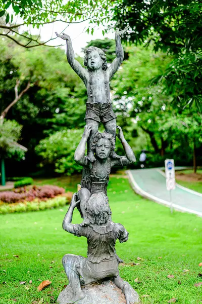 Bangkok 'taki Chatuchak parkındaki eski bir heykelin yakın çekimi..