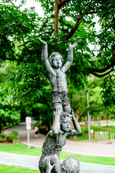 Bangkok 'taki Chatuchak parkındaki eski bir heykelin yakın çekimi..