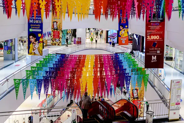 Bangkok, Tayland. - 2 Haziran 2025: Bangkapi bölgesindeki M Life Store 'da dükkanların iç görünümü ve cep telefonu. 