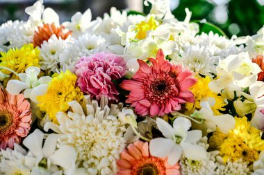 Güzel çiçek süslemeleri, çiçek arkaplanı, düğün dekorasyonu, gül deseni, renkli arka plan, seçici odak noktasında bir demet çiçek..