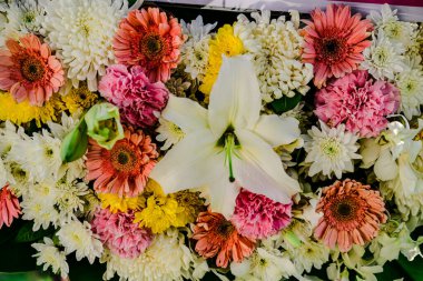 Güzel çiçek süslemeleri, çiçek arkaplanı, düğün dekorasyonu, gül deseni, renkli arka plan, seçici odak noktasında bir demet çiçek..