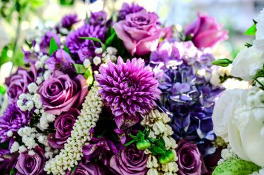 Güzel çiçek süslemeleri, çiçek arkaplanı, düğün dekorasyonu, gül deseni, renkli arka plan, seçici odak noktasında bir demet çiçek..